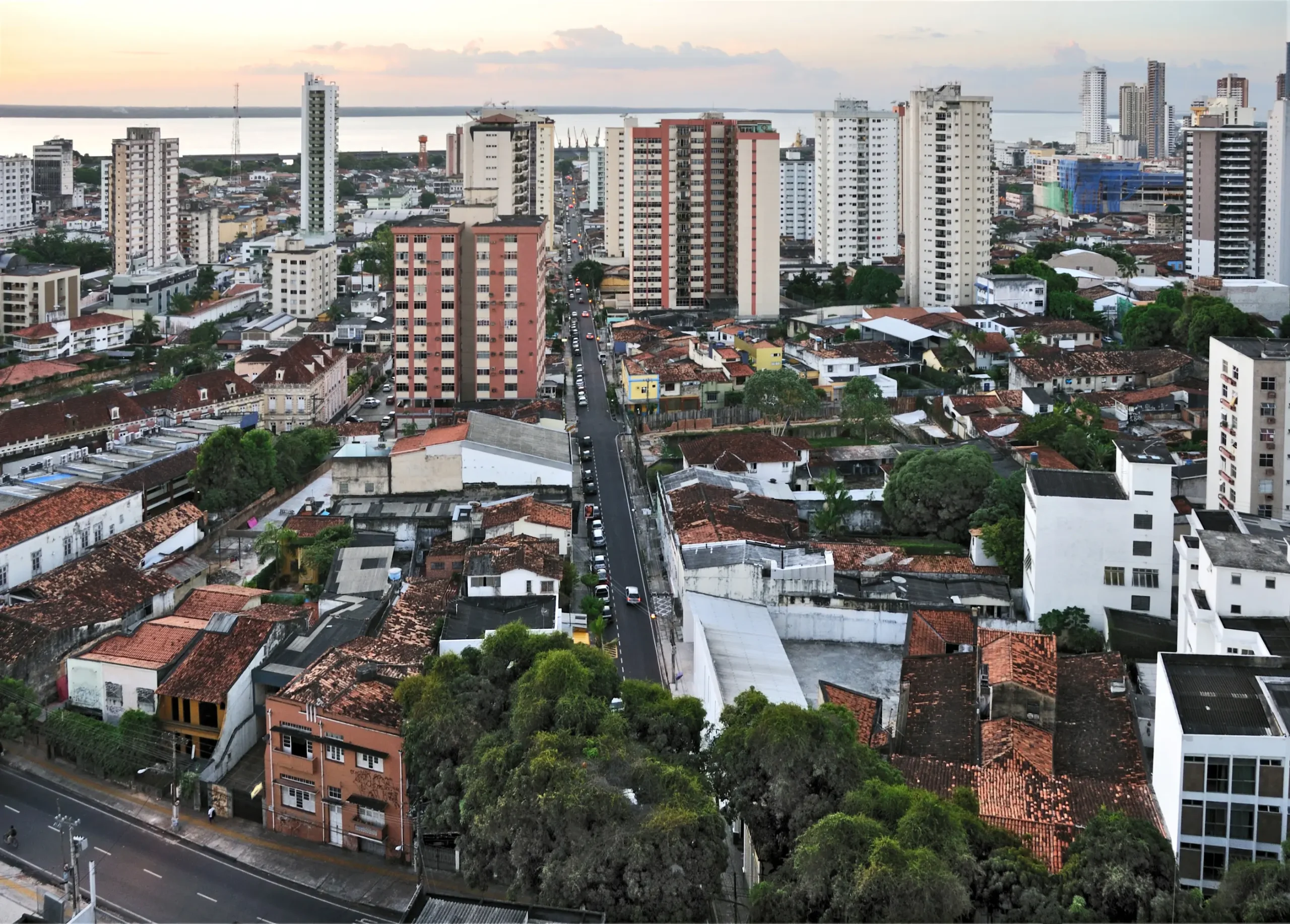 Bairro de Belém visto do alto, com casas antigas de telhado de barro entre prédios residenciais